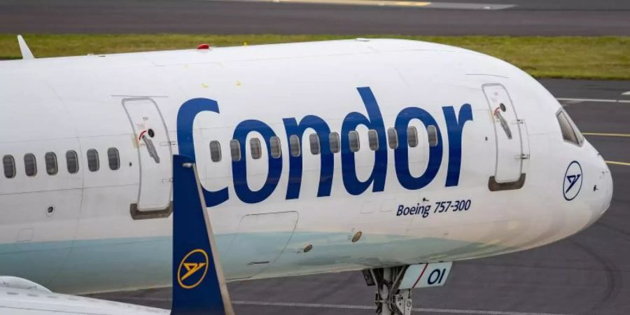 Eine Boeing 757-300 der Fluggesellschaft Condor rollt über das Vorfeld am Flughafen Düsseldorf. Foto: Marcel Kusch/dpa