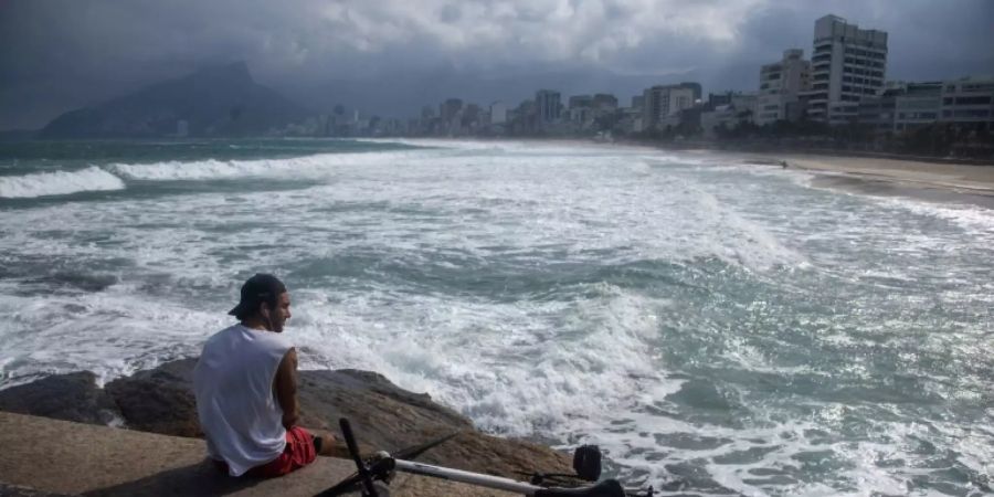 Ein Mann am Strand von Arpoador in Rio