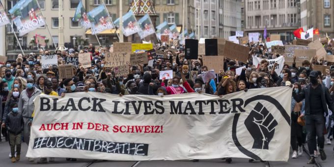 In Basel demonstrierten am Samstag tausende gegen Rassismus – viele Teilnehmer trugen dabei keine Schutzmaske. Demonstration Basel Coronavirus Rassimus