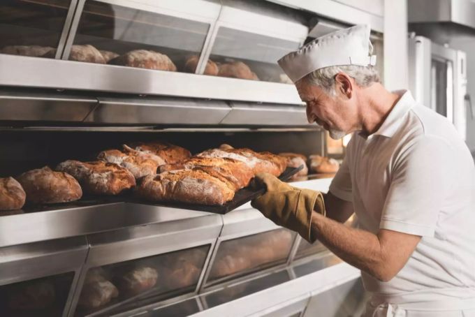Ob das Brot fertig gebacken ist, lässt sich mit dem Klopftest feststellen. Brotbacken