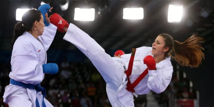 Die Schweizer Karateka Elena Quirici (r). Elena Quirici