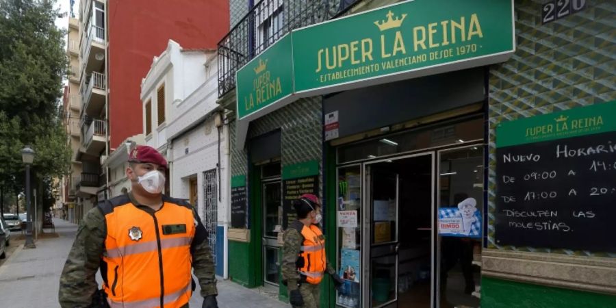 Soldaten kontrollieren Ausgangssperre in Valencia