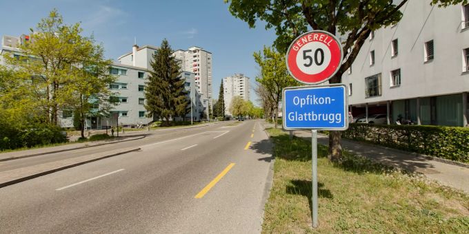 Ortsschild der Gemeinde Opfikon Glattbrugg. Opfikon