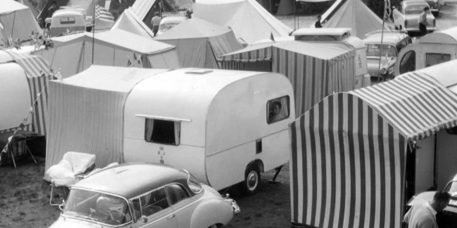 Ferien auf Rädern - Blick auf Camping-Platz (1961). Foto: dpa