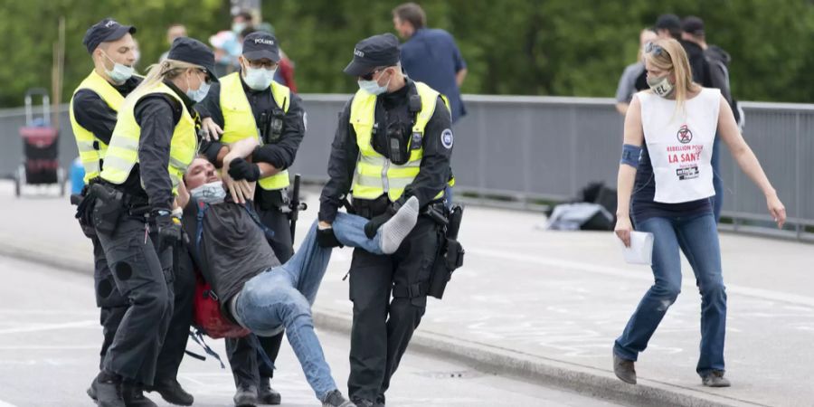 Einzelne Demonstranten musste die Polizei abgeführt. Verhaftet wurde bislang niemand.