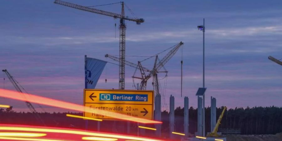 In Grünheide bei Berlin sollen ab Juli 2021 maximal 500.000 Fahrzeuge pro Jahr vom Band rollen - dabei soll nach den Plänen des Autobauers so schnell wie möglich das Maximum erreicht werden. Foto: Patrick Pleul/dpa-Zentralbild/ZB