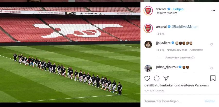 Die Spieler des FC Arsenal knien vor dem Testspiel gegen Brentford.