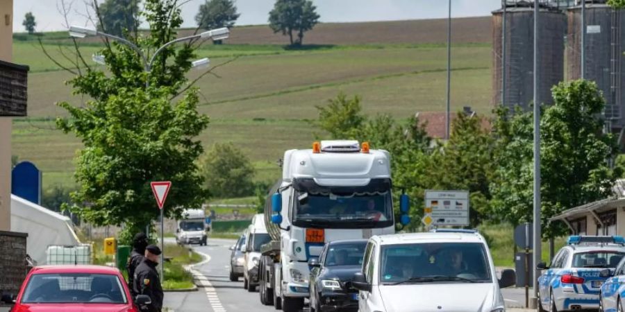 Autos fahren an der deutsch-tschechischen Grenze Richtung Tschechien. Nach fast drei Monaten öffnet Tschechien wieder seine Grenze für Bürger aus Deutschland, Österreich und Ungarn. Foto: Armin Weigel/dpa