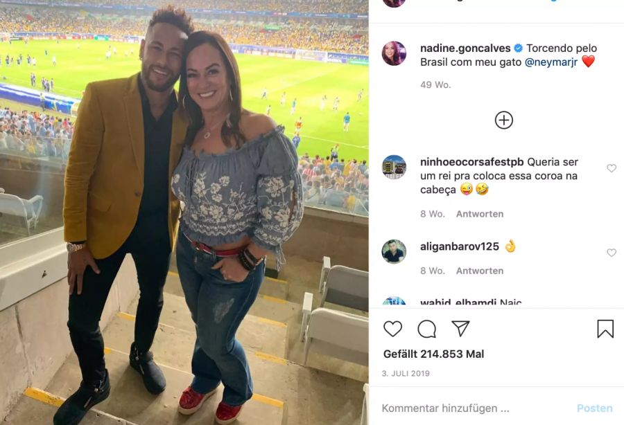 Neymar und seine Mutter Nadine an einem Fussballspiel.
