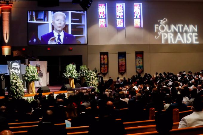 Auf einem Bildschirm wird die Videobotschaft von dem designierten demokratischen Präsidentschaftskandidaten Joe Biden während der Trauerfeier für George Floyd in der The Fountain of Praise Church abgespielt. Beisetzung von George Floyd