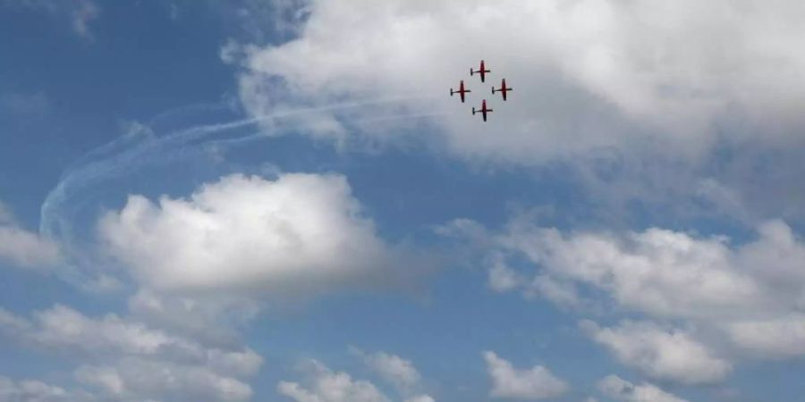 Zum israelischen Unabhängigkeitstag präsentierten  Kampfflieger mehrere Flugmanöver. Die Flugzeuge flogen dabei über Krankenhäuser im ganzen Land, um dem medizinischen Personal für seine Arbeit «im Kampf gegen das Coronavirus» zu danken - auf dem Bild über dem Tel Aviv Sourasky Medical Center.