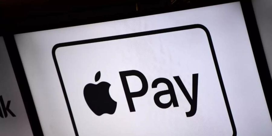 Apple Pay ermöglicht das Bezahlen mit dem iPhone. Foto: Lino Mirgeler/dpa