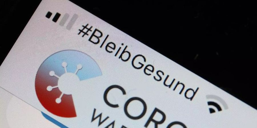 Die offizielle Corona-Warn-App auf einem Smartphone. Foto: Oliver Berg/dpa