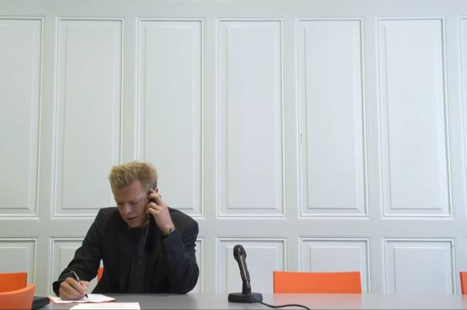 Berns Sicherheitsdirektor Reto Nause am Telefon. Reto Nause telefon