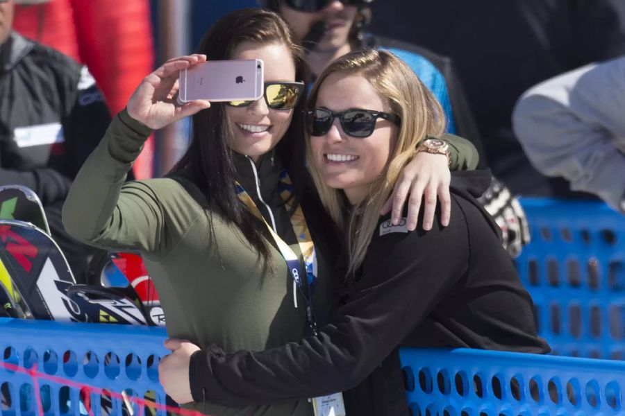 Lara Gut-Behrami posiert mit Anna Veith für ein Selfie.