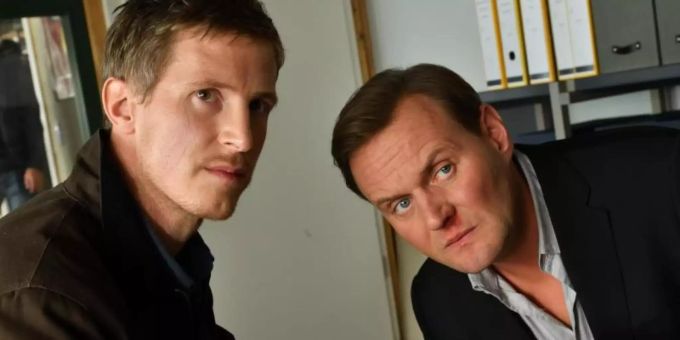 Mads Schwartz (Golo Euler, l) und sein Bruder Andi Schwartz (Devid Striesow) ermitteln. Foto: Hardy Spitz/ZDF/dpa Mads Schwartz (Golo Euler, l) und sein Bruder Andi Schwartz (Devid Striesow) ermitteln. Foto: Hardy Spitz/ZDF/dpa