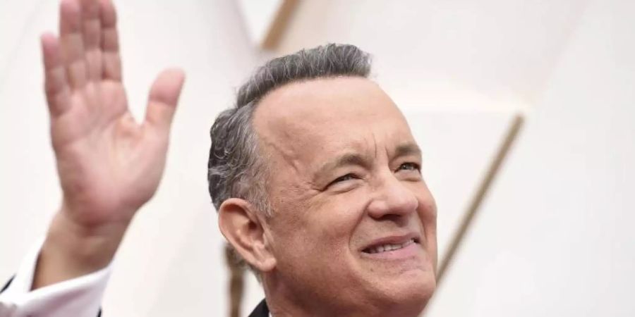 Tom Hanks kommt im Februar zur 92. Verleihung der Academy Awards in das Dolby Theatre in Los Angeles. Hanks und seine Frau Rita Wilson waren im März unter den ersten Prominenten, die ihre Erkrankung mit dem Coronavirus öffentlich gemacht hatten. Foto: Jordan Strauss/Invision/AP/dpa