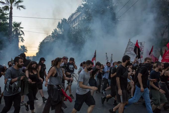 Demonstranten versuchen vor Tränengasgranaten, die von der Polizei eingesetzt worden, in Sicherheit zu bringen. Die Gewerkschaften in Athen hatten zu der Massendemonstration aufgerufen, um gegen ein neues Gesetz der konservativen Regierung zur Regelung von Demonstrationen und Protestkundgebungen zu protestieren. Proteste in Griechenland