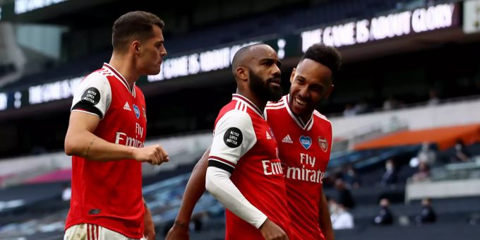 Arsenal jubelt nach dem 1:0 durch Alexandre Lacazette (Mitte). Granit Xhaka bereitete den Treffer vor. Arsenal Granit Xhaka