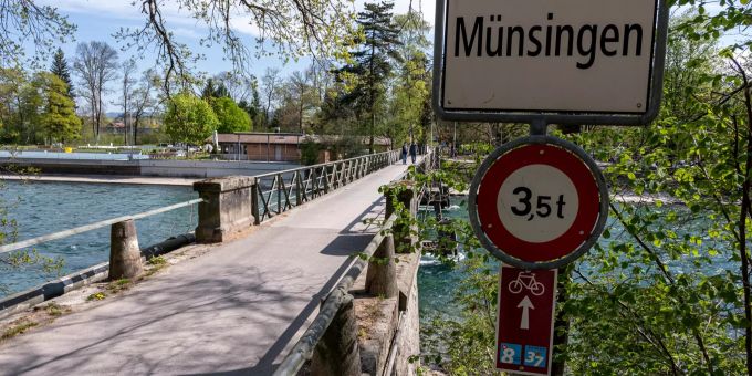 Ortstafel von Münsingen bei der Schützenfahrbrücke über die Aare - Münsingen Ortstafel von Münsingen bei der Schützenfahrbrücke über die Aare - Münsingen