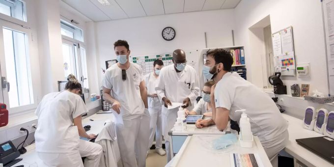 Den Spitälern läuft wegen der Corona-Pandmie immer mehr Pflegefachpersonal davon. spital