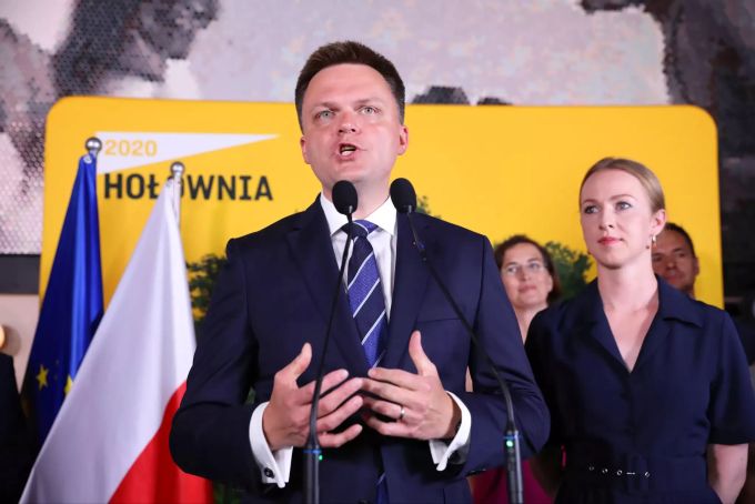 Der unabhängige Präsidentschaftskandidat Szymon Holownia (l) spricht auf der Wahlparty nach der Präsidentschaftswahl zu seinen Unterstützern. Szymon Holownia