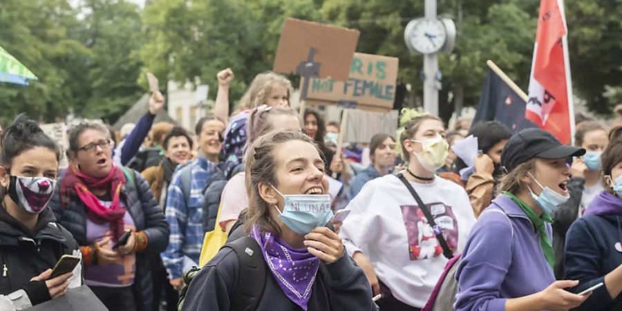 Gleiche Löhne sind immer noch ein unerfülltes Anliegen: Frauen demonstrieren anlässlich des Frauenstreiks am 14. Juni 2020 in Zürich.  (Archivbild)