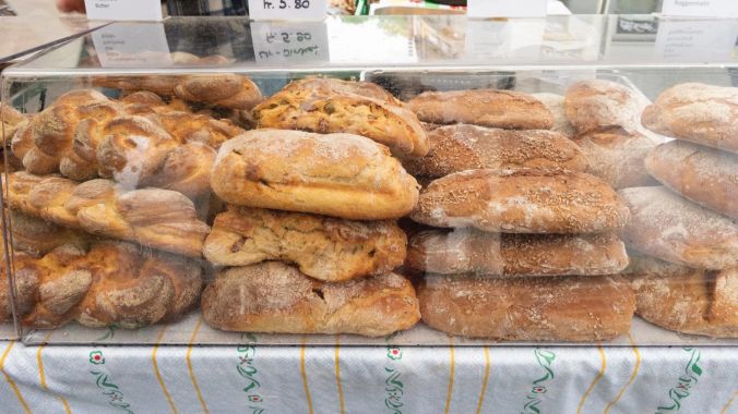 Die glustige Auslage mit frisch gebackenem Brot.