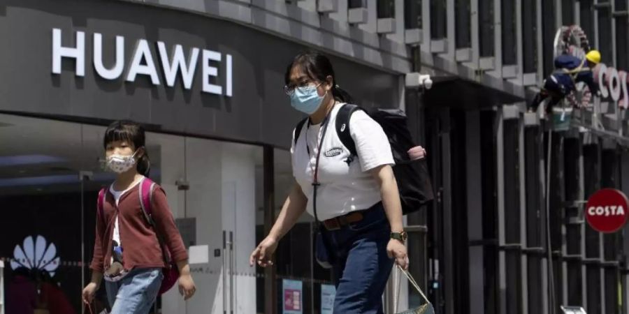 Huawei sieht sich nach der Ausweitung der US-Sanktionen gegen den chinesischen Technologiekonzern auf das Chip-Geschäft im Überlebenskampf. Foto: Ng Han Guan/AP/dpa