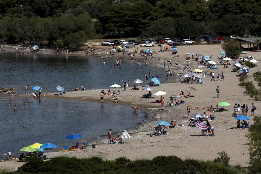 Menschen geniessen in der Nähe von Athen die Öffnung eines organisierten Strandes.