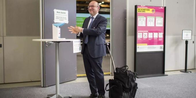Kantonsrat und Regierungsrat Beat Tinner (FDP) desinfiziert die Hände, an der Session des St. Galler Kantonsrates, am Montag, 18. Mai 2020. st. gallen