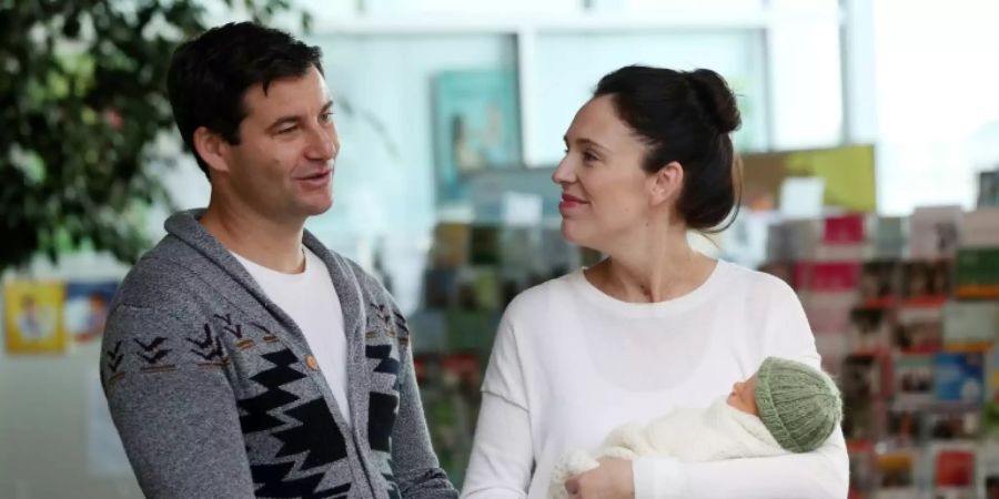 Jacinda Ardern (r.) und ihr Partner Clarke Gayford im Juni 2018 mit ihrer neugeborenen Tochter