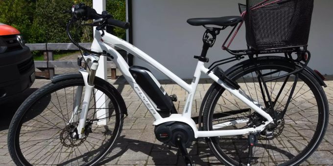 Zwei Personen mit E-Bikes gestürzt.