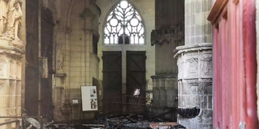 Verkohlte Trümmer liegen in der Kathedrale Saint-Pierre-et-Saint-Paul nach einem Brand. Foto: Sebastien Salom-Gomis/AFP/dpa