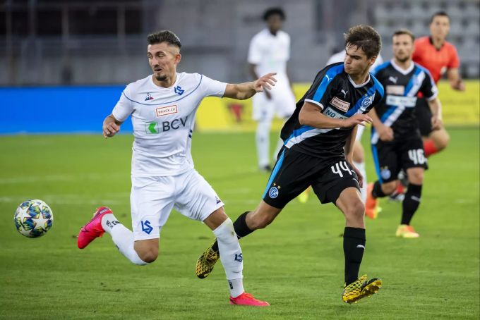 Andi Zeqiri (FC Lausanne) gegen Elias Mesonero (Grasshopper Club Zürich). FC Lausanne-Sport GC