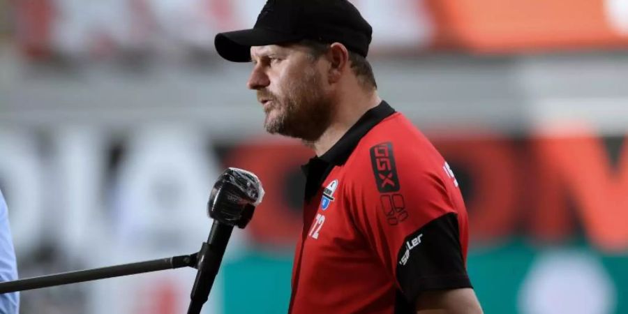 Muss mit Paderborn zurück in die 2. Liga: SC-Coach Steffen Baumgart. Foto: Ina Fassbender/AFP-Pool/dpa