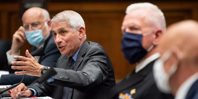 Anthony Fauci (2.v.l), Direktor des Nationalen Instituts für Infektionskrankheiten, sagte schon vor dem Ausschuss für Energie und Handel über die Reaktion der Verwaltung von US-Präsidenten Trump zur Corona-Pandemie aus. Coronavirus - USA