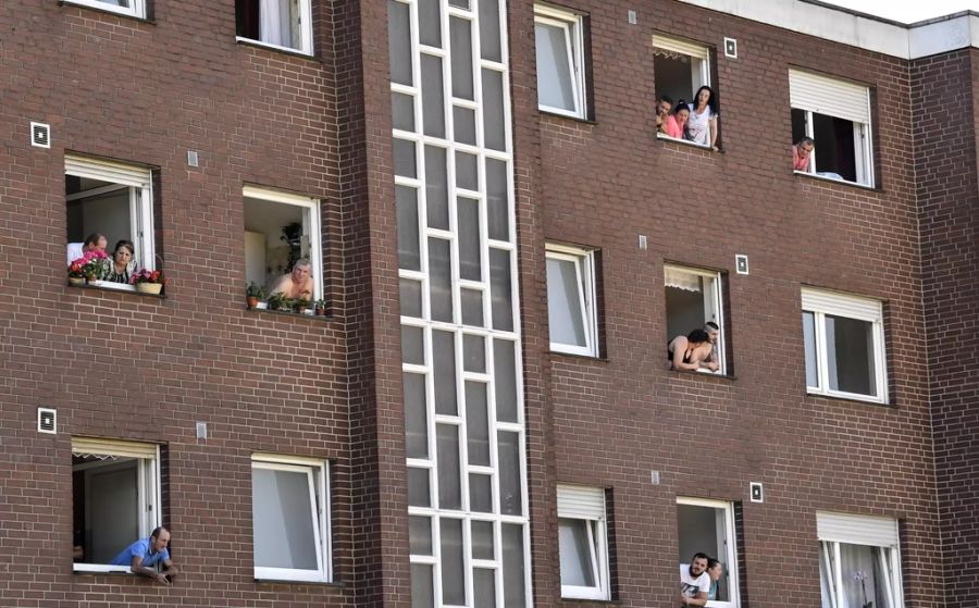 Nach dem Ausbruch des Coronavirus in der Tönnies-Fabrik im Landkreis Gütersloh (D) sind die Angestellten und ihre Familien in Quarantäne.