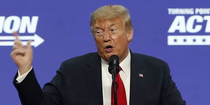 US-Präsident Donald Trump hat am Dienstag (Ortszeit) vor Anhängern zahlreiche Namen für das Coronavirus aufgezählt - darunter der umstrittene Begriff «Kung Flu». US-Präsident Donald Trump hat am Dienstag (Ortszeit) vor Anhängern zahlreiche Namen für das Coronavirus aufgezählt - darunter der umstrittene Begriff «Kung Flu».