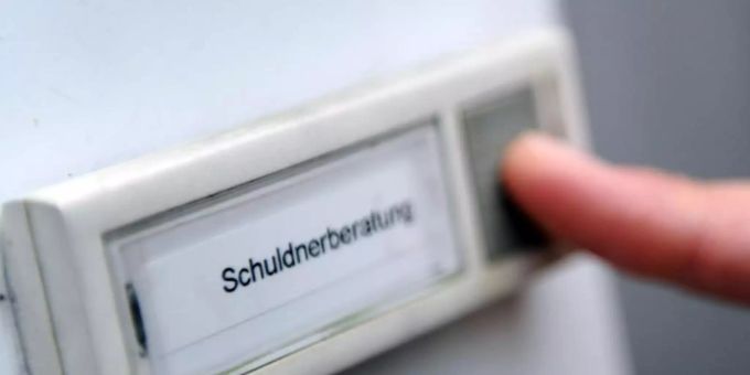 Ein Mann klingelt bei einer Schuldner- und Insolvenzberatungsstelle. Foto: Angelika Warmuth/dpa Ein Mann klingelt bei einer Schuldner- und Insolvenzberatungsstelle. Foto: Angelika Warmuth/dpa
