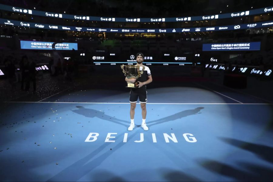 Nikoloz Basilashvili feiert den Turniersieg in Peking 2018.