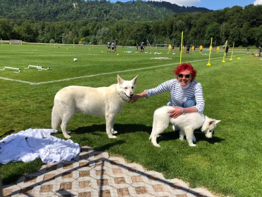 Nun sind es schon zwei: Heliane Canepa mit ihren Hunden. Im Hintergrund trainiert der FCZ.