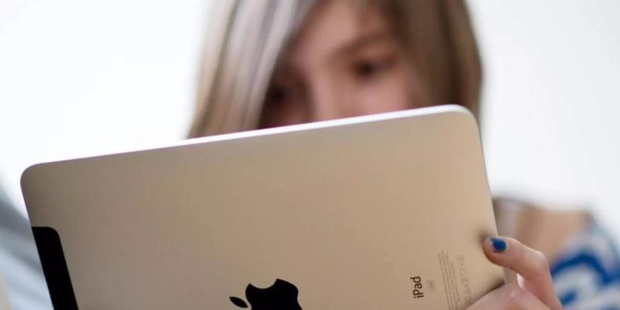 Ein Mädchen mit einem Tablet: Kostenlose Videoportale werden der Umfrage zufolge mit zunehmendem Alter wichtiger. Foto: Bernd von Jutrczenka/Symbolbild/dpa
