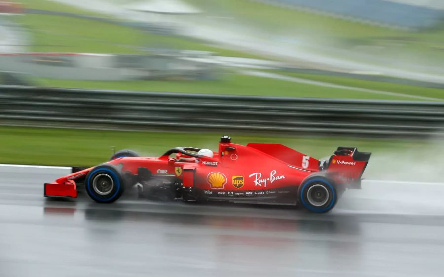 Sebastian Vettel vom Team Ferrari im Cockpit seines Boliden.