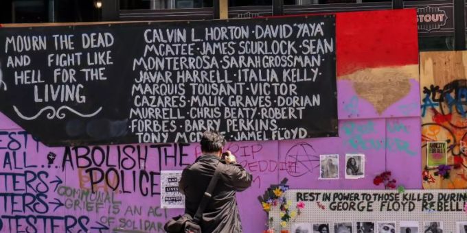 Demonstranten haben nach Tagen des Protests und Auseinandersetzungen mit der Polizei in Seattle unweit des Kapitols eine «Autonome Zone» eingerichtet. Foto: Toby Scott/SOPA Images via ZUMA Wire/dpa Demonstranten haben nach Tagen des Protests und Auseinandersetzungen mit der Polizei in Seattle unweit des Kapitols eine «Autonome Zone» eingerichtet. Foto: Toby Scott/SOPA Images via ZUMA Wire/dpa