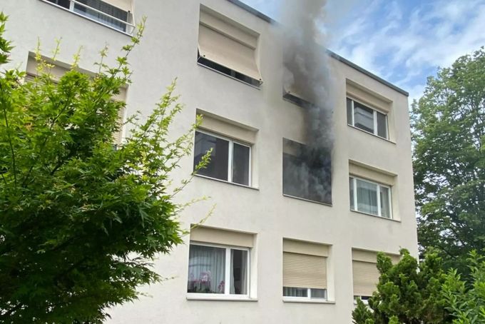 Der Brand dürfte im Wohnzimmer der betroffenen Wohnung in Therwil BL ausgebrochen sein. Brand Therwil