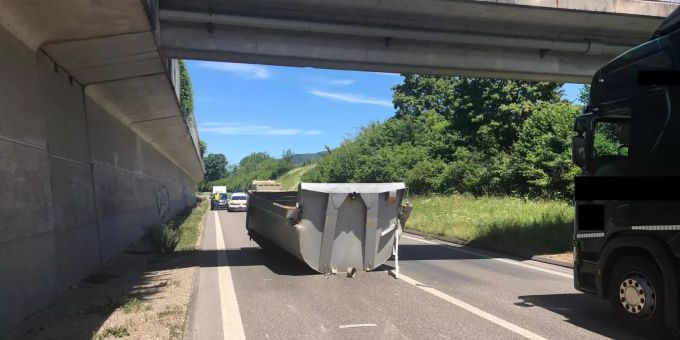 Lastwagen (Muldenkipper) kollidiert mit Fussgängerbrücke. Lastwagen (Muldenkipper) kollidiert mit Fussgängerbrücke