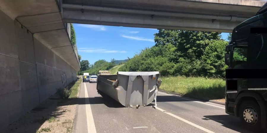 Lastwagen (Muldenkipper) kollidiert mit Fussgängerbrücke