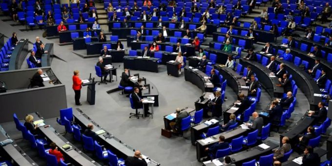 Berlin - Bundestag billigt Konjunkturpaket mit Mehrwertsteuersenkung