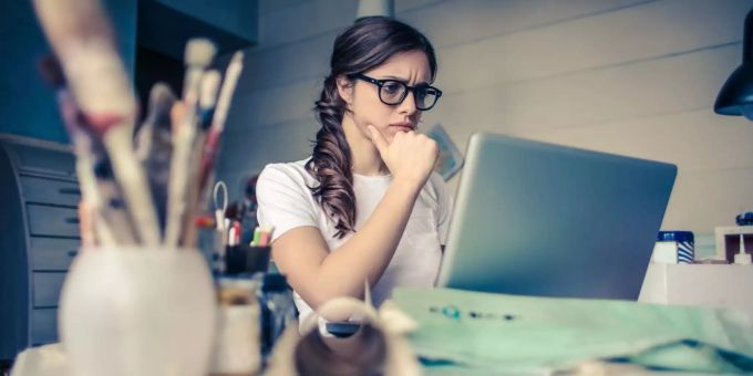 Mit der Nobelpreisträger-Lernmethode können Sie sich auch schwierige Dinge merken. Frau schaut auf den Laptop